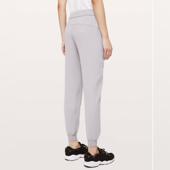 NWT Lululemon On The Fly Jogger in Silverscreen - Picture 6 of 8
